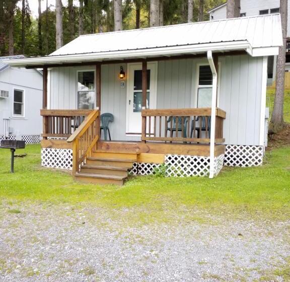 酒店 Bayside Inn & Marina