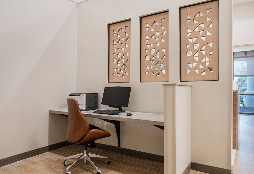 Отель Candlewood Suites Birmingham Inverness, An Ihg