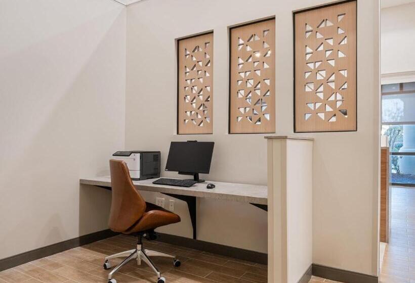 Отель Candlewood Suites Birmingham Inverness, An Ihg