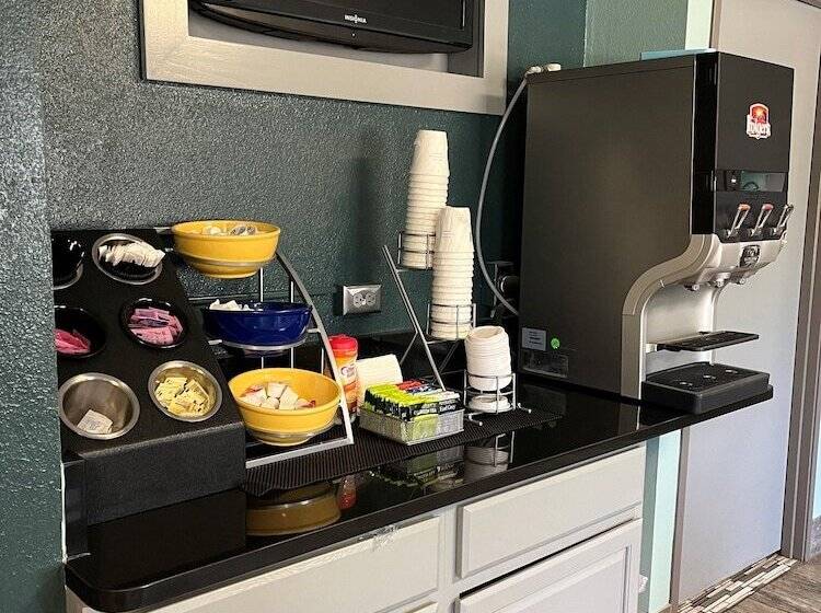 فندق Days Inn By Wyndham Black River Falls   Access To Atv Trail