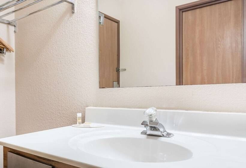 فندق Days Inn By Wyndham Black River Falls   Access To Atv Trail