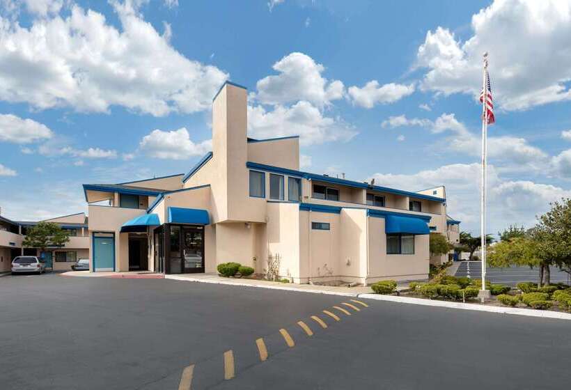 فندق Bay Breeze Inn