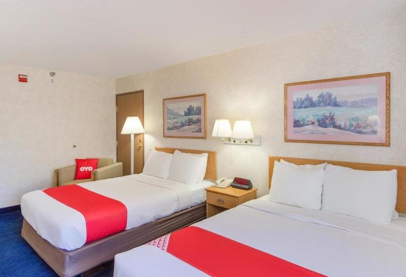فندق Econo Lodge Inn & Suites Lake of the Ozarks