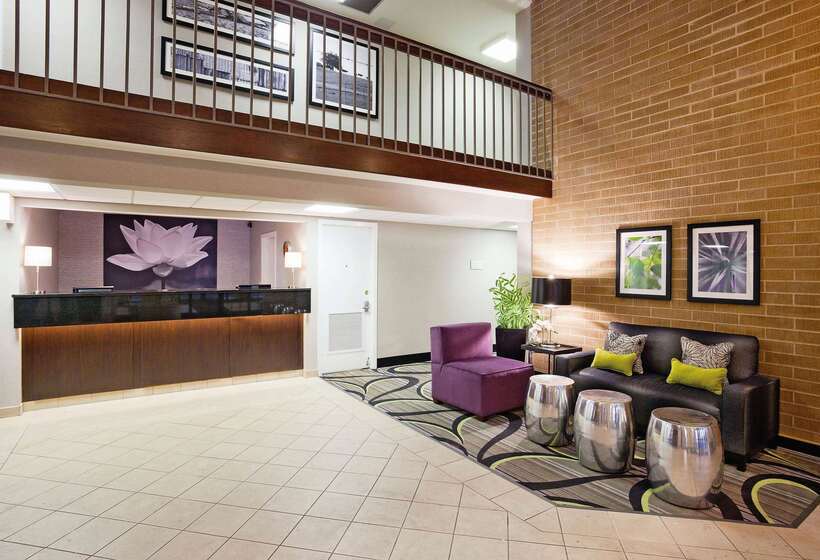هتل La Quinta Inn By Wyndham Oshkosh