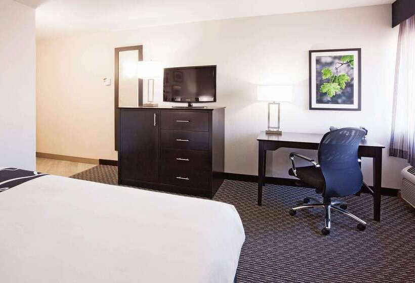 هتل La Quinta Inn By Wyndham Oshkosh