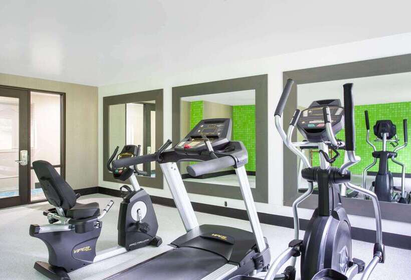 בית מלון כפרי La Quinta Inn By Wyndham Roanoke Salem