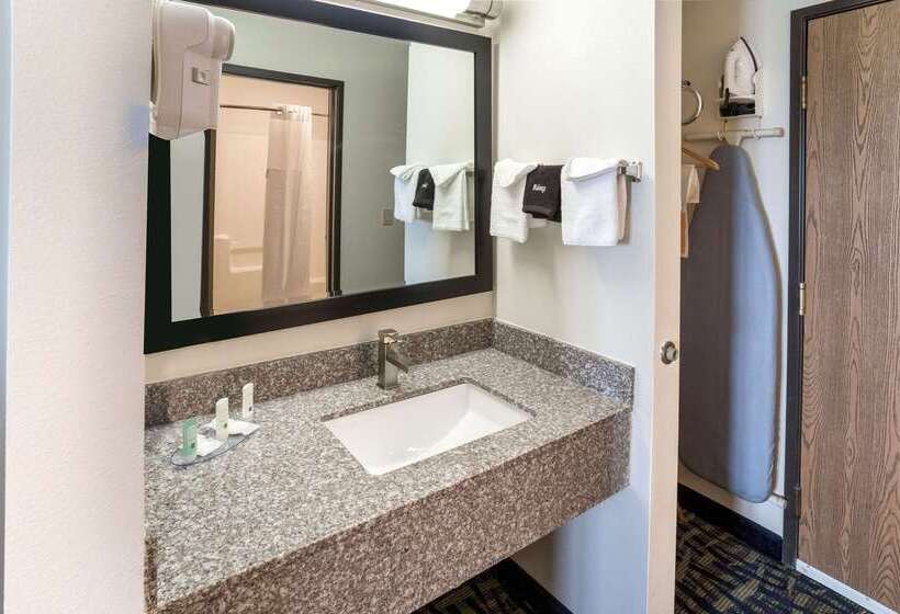 Отель Quality Inn