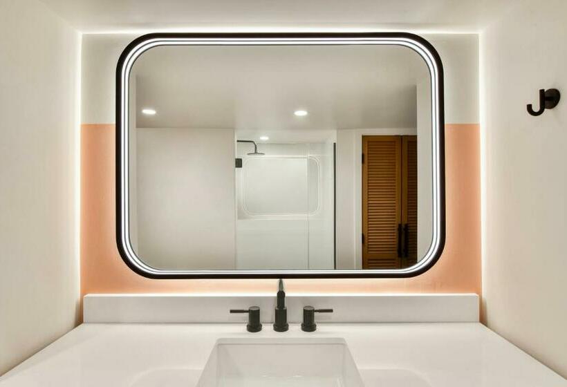 Отель Romer Waikiki At The Ambassador