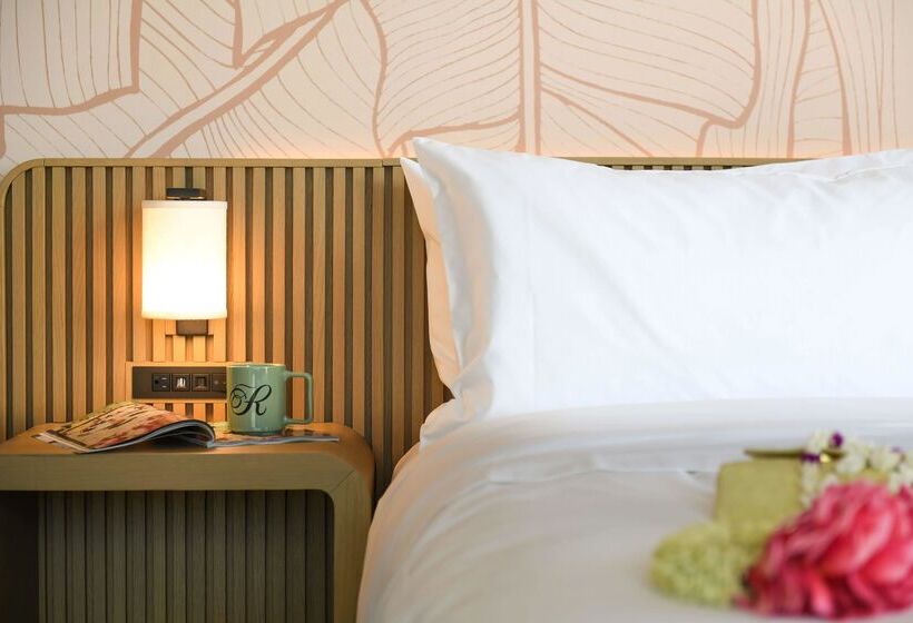 Отель Romer Waikiki At The Ambassador