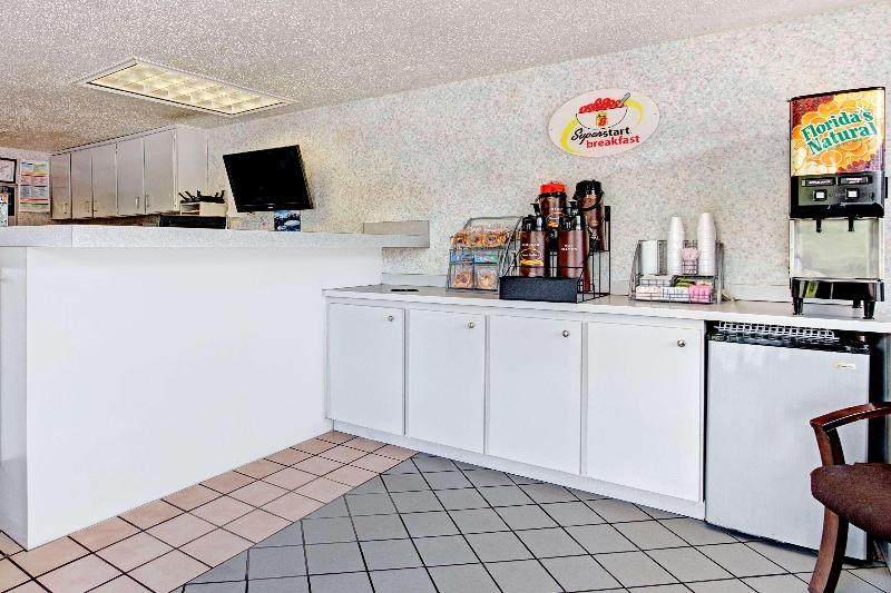 فندق Super 8 Tampa U.S.F. Near Busch Gardens Downtown