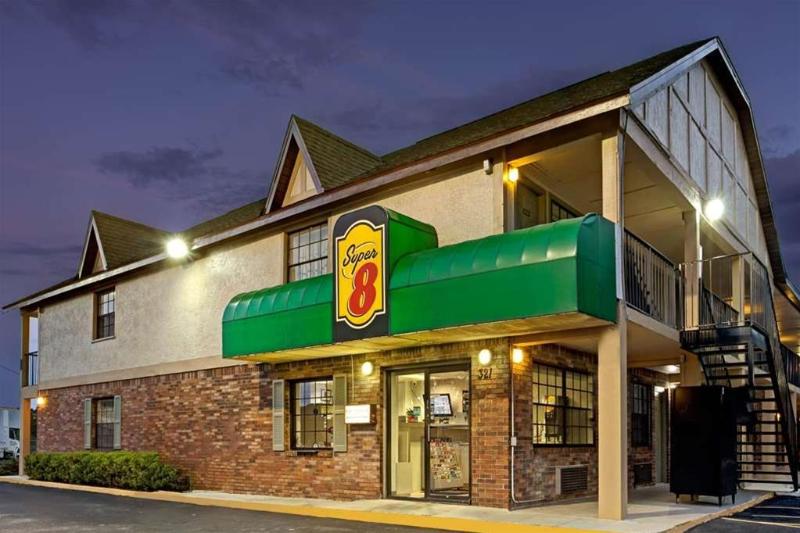 فندق Super 8 Tampa U.S.F. Near Busch Gardens Downtown