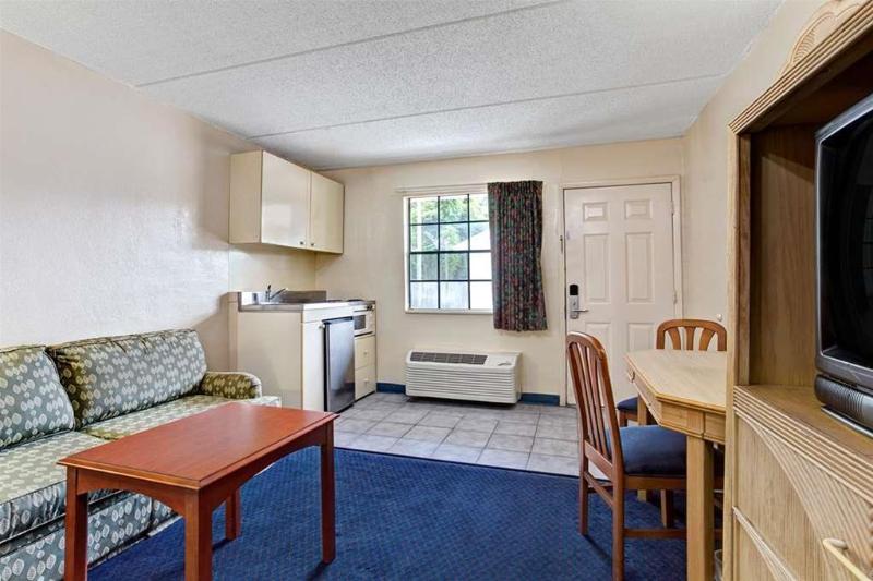 فندق Super 8 Tampa U.S.F. Near Busch Gardens Downtown