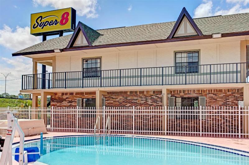 فندق Super 8 Tampa U.S.F. Near Busch Gardens Downtown