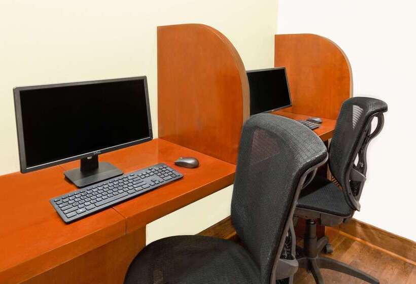 هتل Wyndham Garden Baronne Plaza