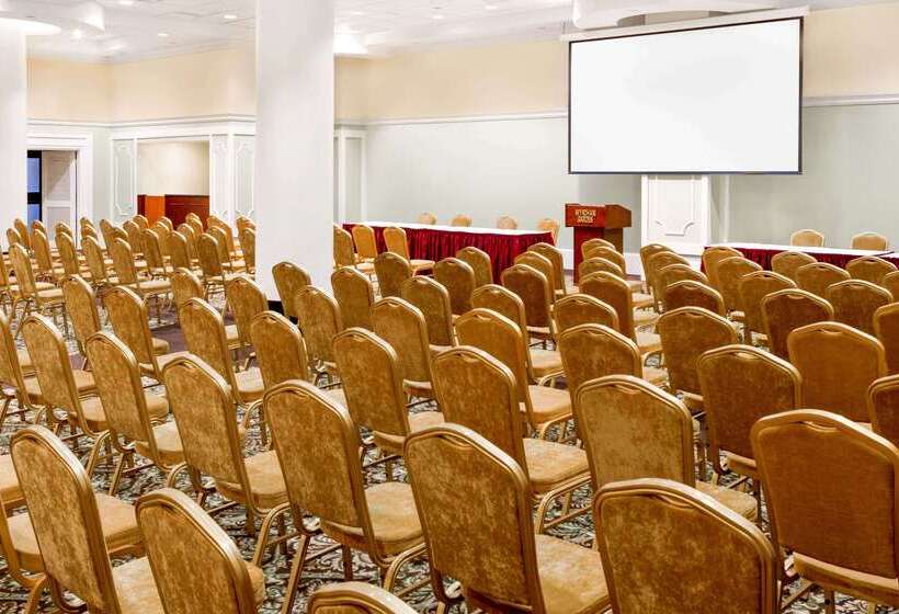 هتل Wyndham Garden Baronne Plaza