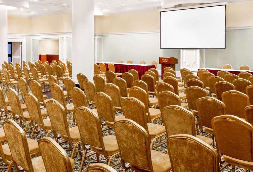 فندق Wyndham Garden Baronne Plaza