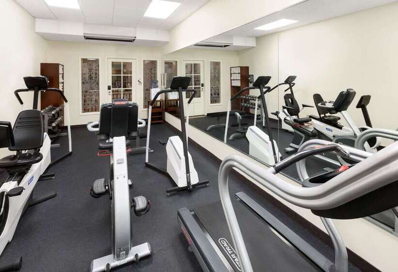 هتل Wyndham Garden Baronne Plaza