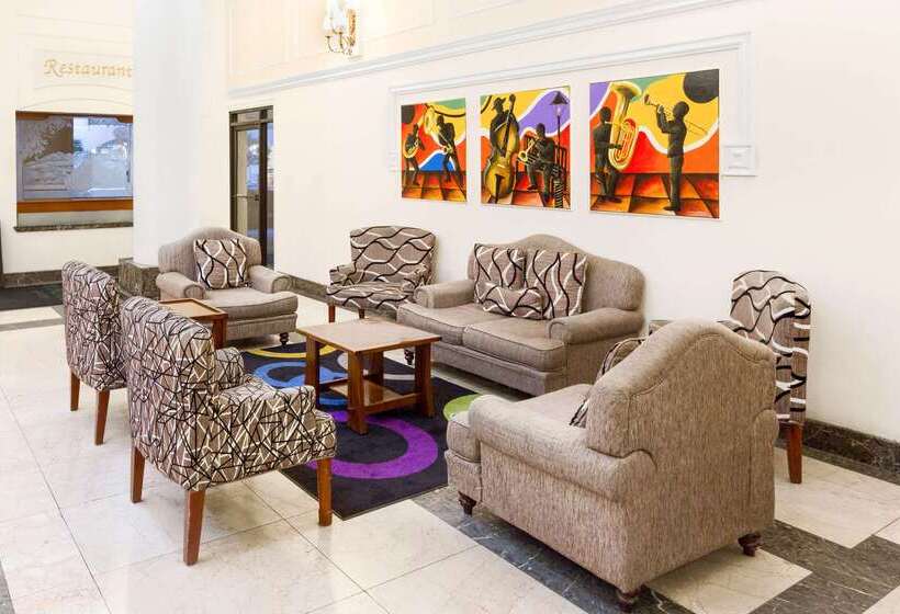 هتل Wyndham Garden Baronne Plaza