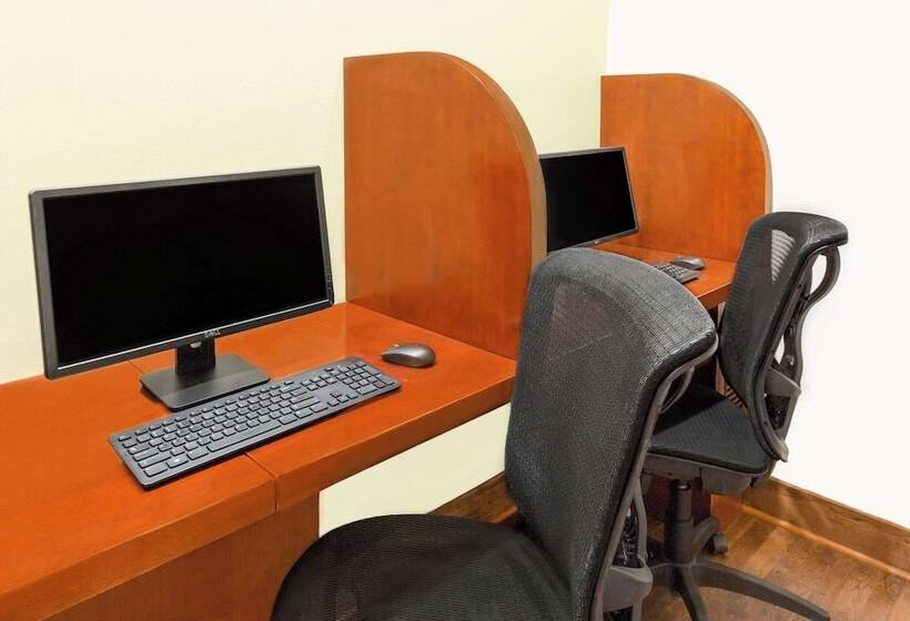 هتل Wyndham Garden Baronne Plaza