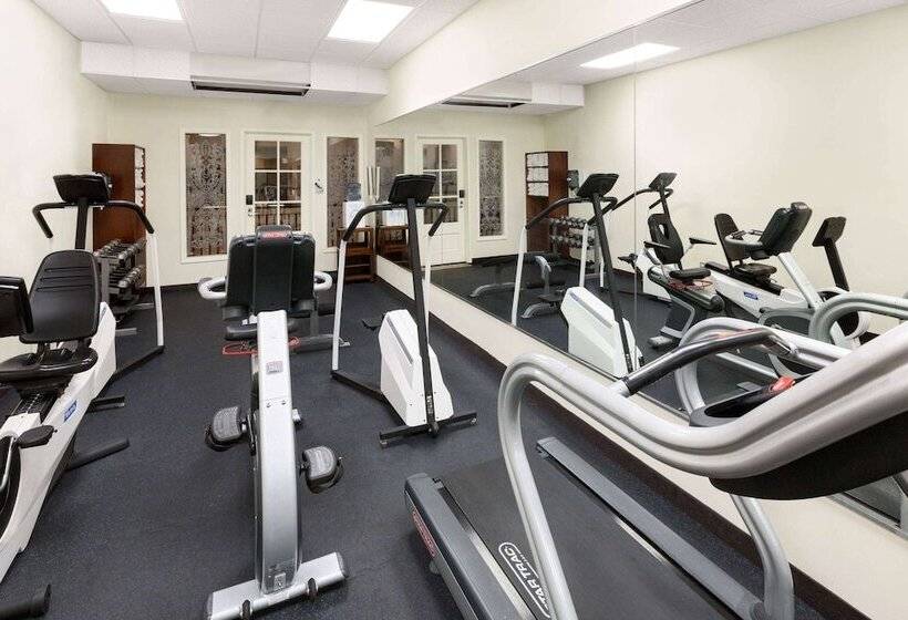 هتل Wyndham Garden Baronne Plaza