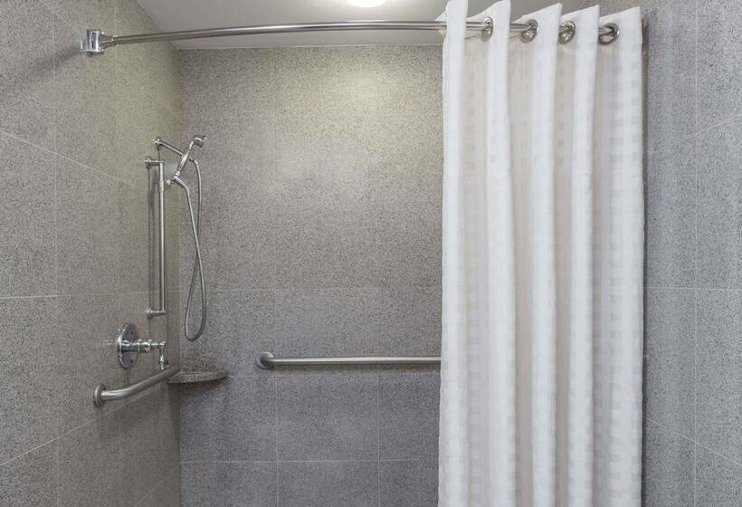 هتل Wyndham Garden Baronne Plaza