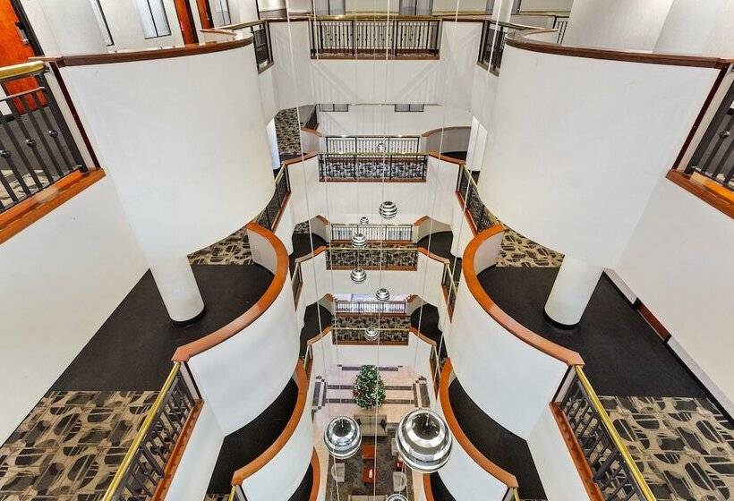 فندق Wyndham Garden Baronne Plaza