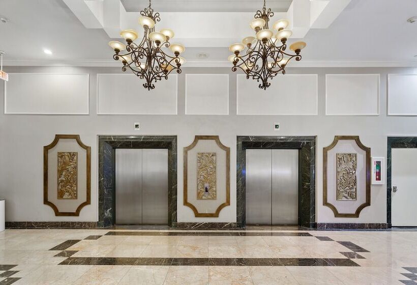 هتل Wyndham Garden Baronne Plaza