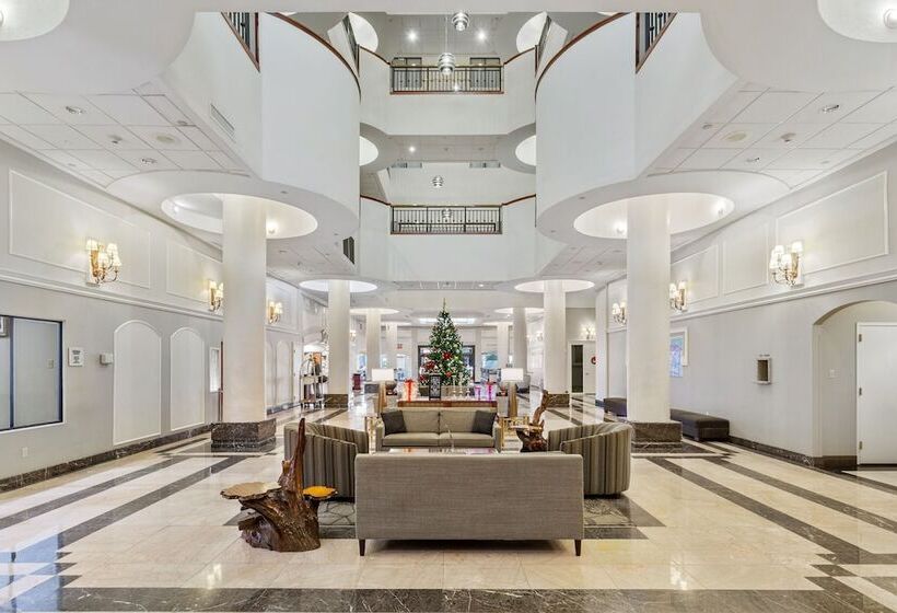 هتل Wyndham Garden Baronne Plaza