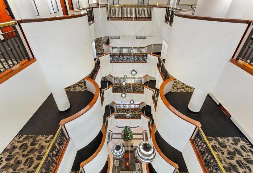 هتل Wyndham Garden Baronne Plaza