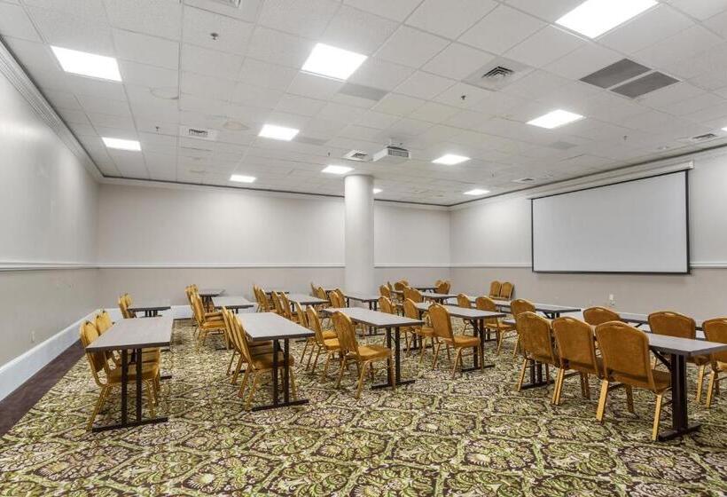 هتل Wyndham Garden Baronne Plaza