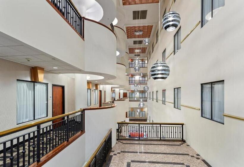 هتل Wyndham Garden Baronne Plaza