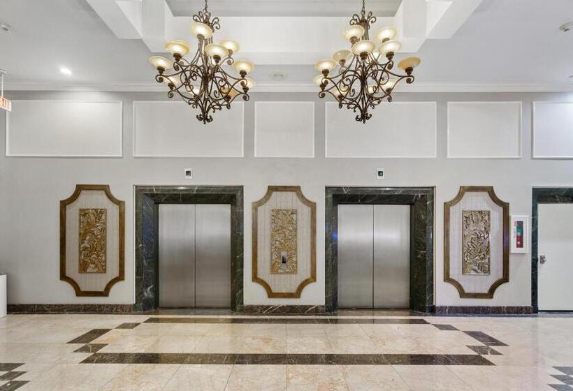 فندق Wyndham Garden Baronne Plaza