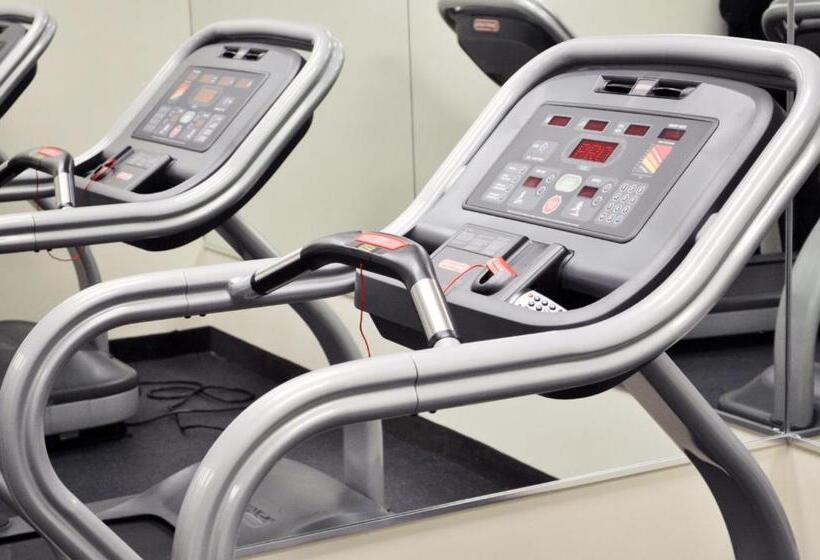 هتل Wyndham Garden Baronne Plaza