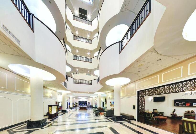 هتل Wyndham Garden Baronne Plaza