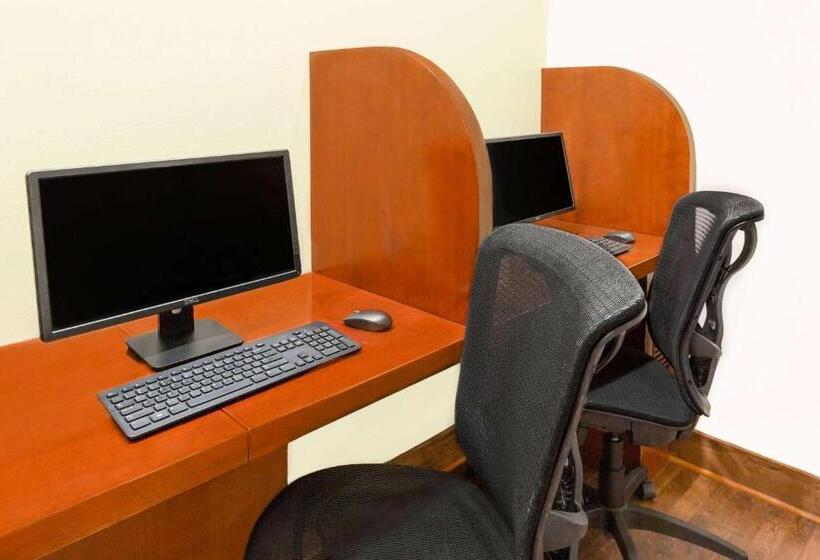 هتل Wyndham Garden Baronne Plaza