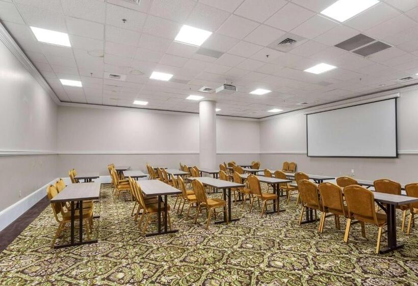 فندق Wyndham Garden Baronne Plaza