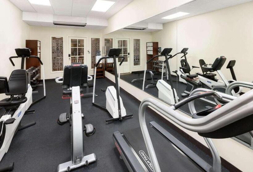 هتل Wyndham Garden Baronne Plaza