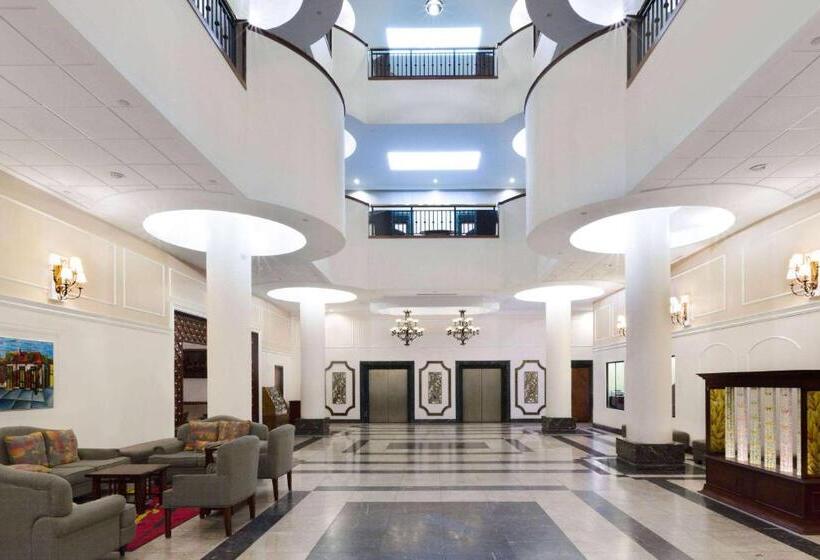 هتل Wyndham Garden Baronne Plaza