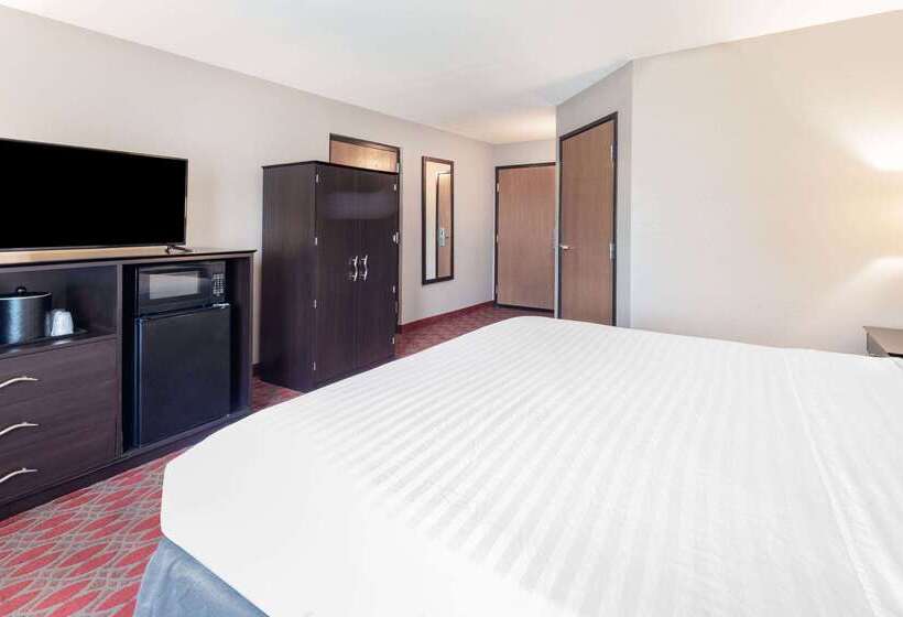 فندق على الطريق Baymont By Wyndham Brooklyn Center