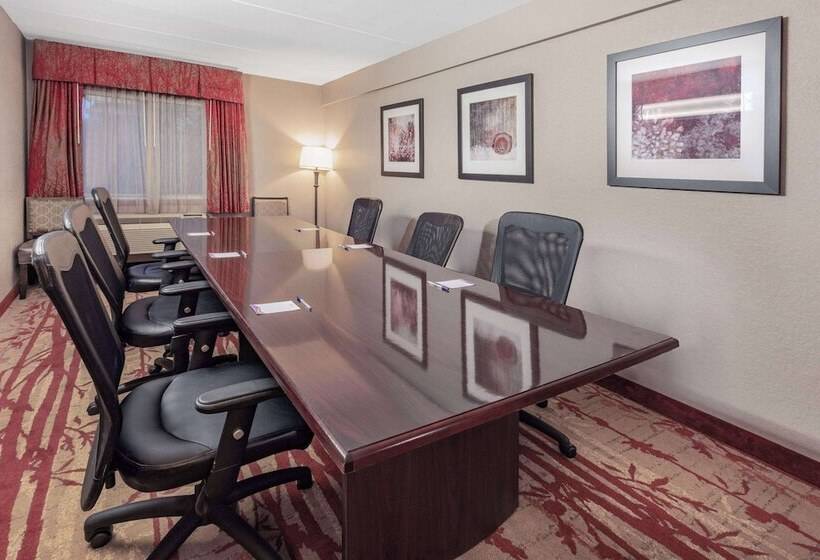 فندق على الطريق Baymont By Wyndham Brooklyn Center