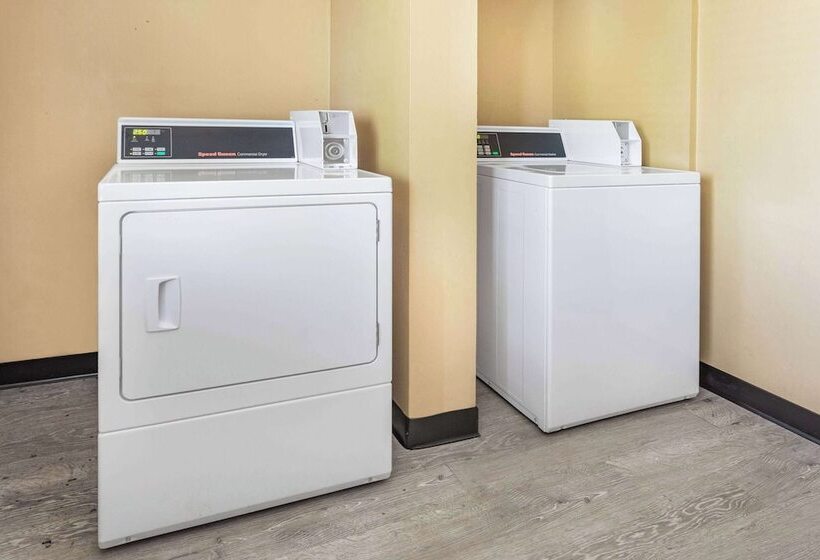 فندق على الطريق Baymont By Wyndham Brooklyn Center