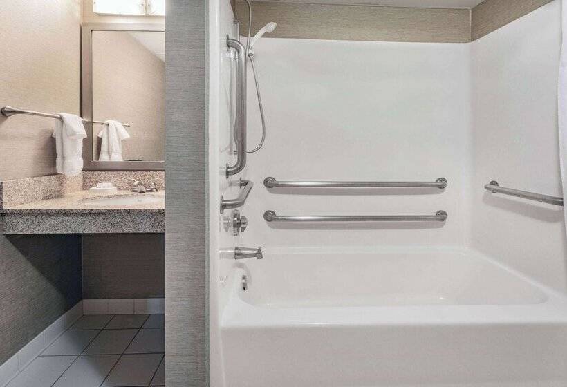 فندق على الطريق Baymont By Wyndham Brooklyn Center