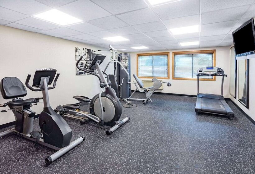 فندق على الطريق Baymont By Wyndham Brooklyn Center