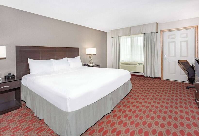 فندق على الطريق Baymont By Wyndham Brooklyn Center