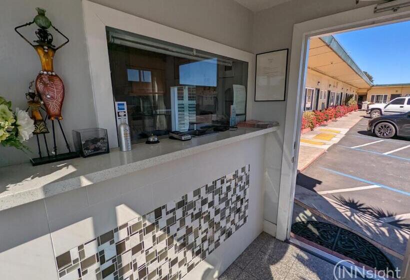 汽车旅馆 Deluxe Inn