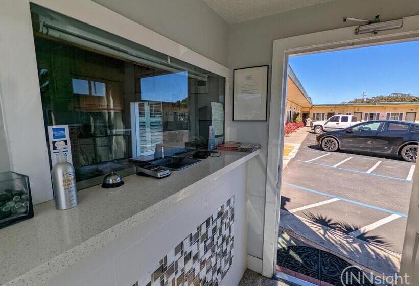 汽车旅馆 Deluxe Inn