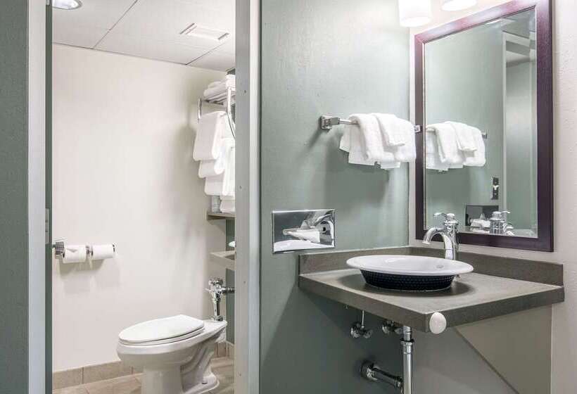 Oasis Hotel & Conv. Center, Ascend Hotel Collection
