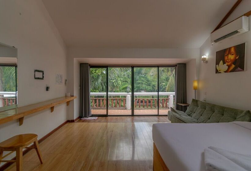 הוסטל Samathi Lake Resort