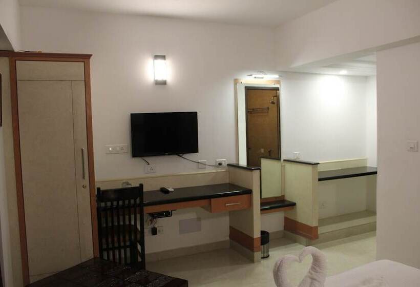 Отель Karpagam International