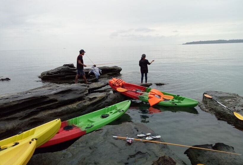 Koh Rong Love Resort   Hostel